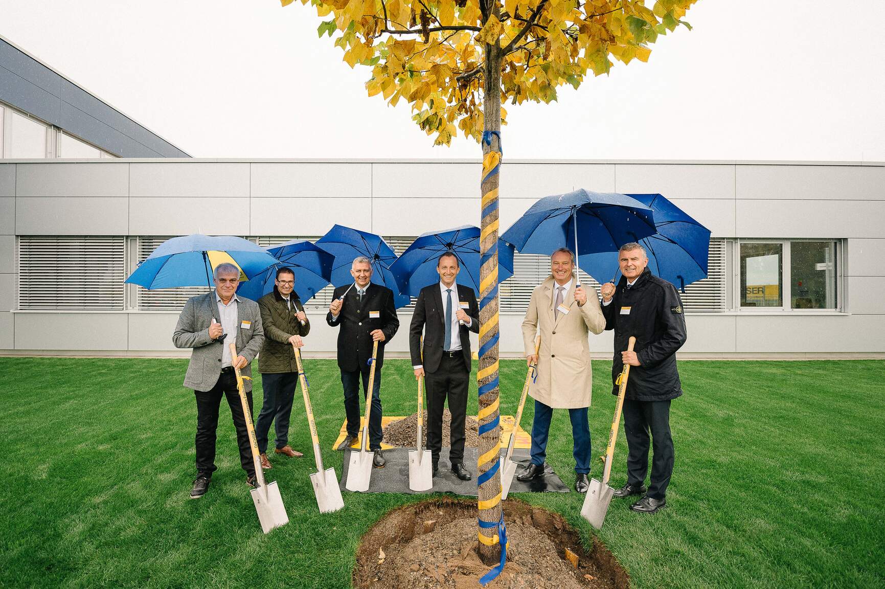 Zľava doprava: Peter Kraus, Logistics Manager Ecomal Europe GmbH, Markus Riesterer, Director Gewerbepark Breisgau, Ralph Bartsch, General Contractor Unglehrt, Michael Gaudlitz General Manager Dachser Logistics Center Freiburg, Michael Schilling, COO Road Logistics Dachser and Thomas Hörmann, Head of Construction & Real Estate Dachser.