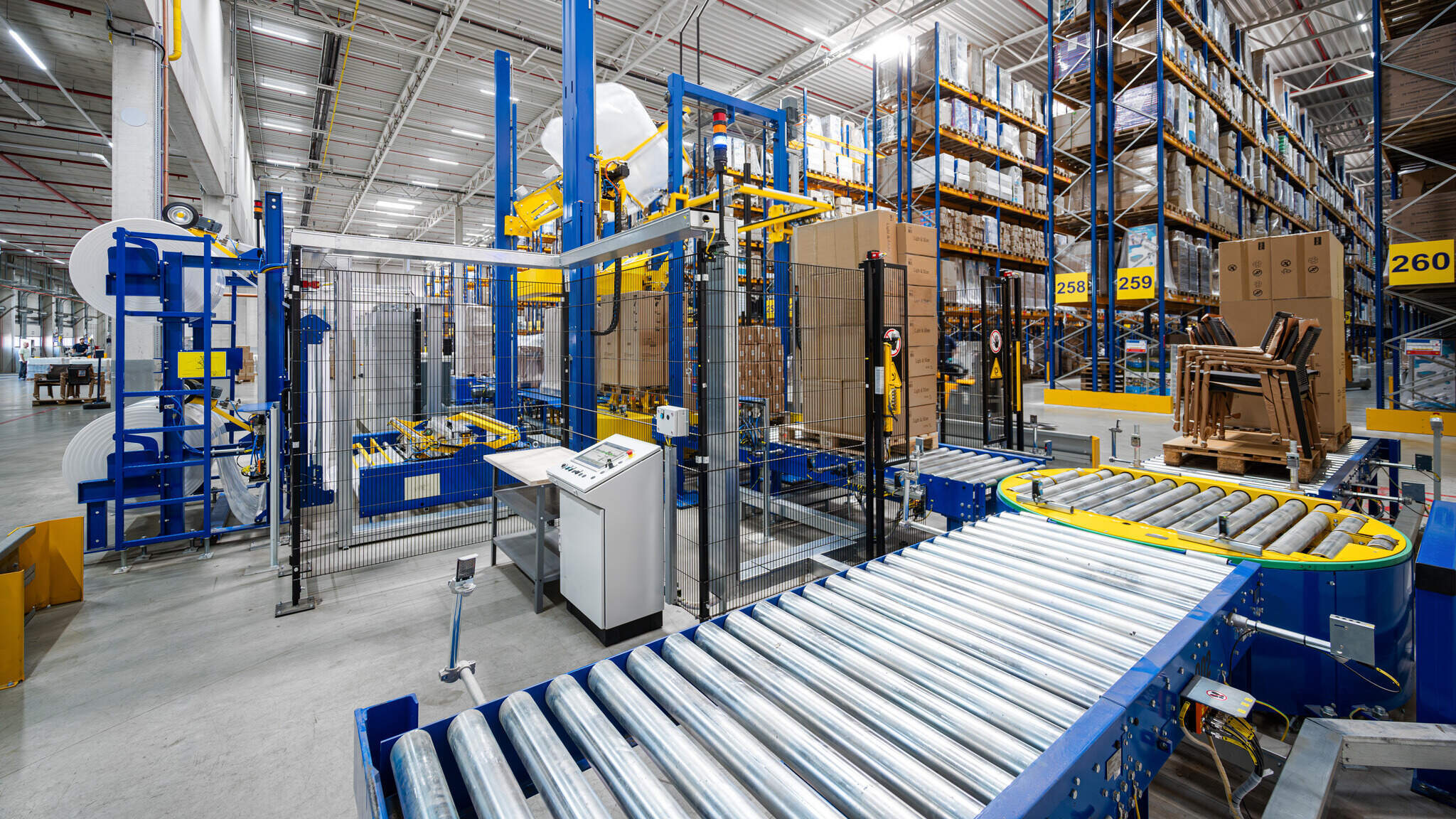 Podľa intern&yacute;ch v&yacute;počtov syst&eacute;m znižuje spotrebu f&oacute;lie o 85 % v porovnan&iacute; s konvenčnou technol&oacute;giou balenia.