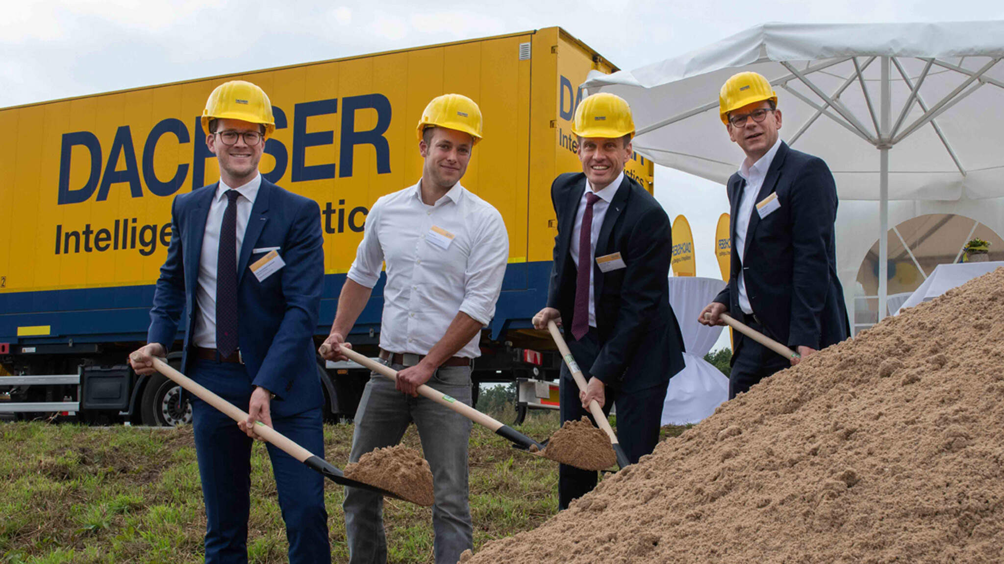 Jan-Ferdinand Lühmann, Operations Manager European Logistics Dachser Neumünster; Paul Bartram, Bartram Bau-Systeme; Alexander Tonn, Managing Director European Logistics Dachser Nemecko a Dr, Olaf Tauras, starosta mesta Neumünster (zľava doprava)