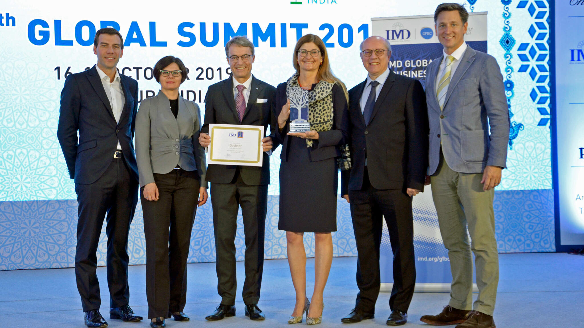 zľava: Prof. Peter Vogel, Director of IMD Global Family Business Center; Marta Widz, IMD Research Fellow; Bernhard Simon, CEO DACHSER SE; Birgit Kastner-Simon, Corporate Director Corporate Marketing, DACHSER SE; Prof. Benoit Leleux, IMD Global Family Business Award Director; Matthew Crudgington, Associate Director, IMD Global Family Business Center