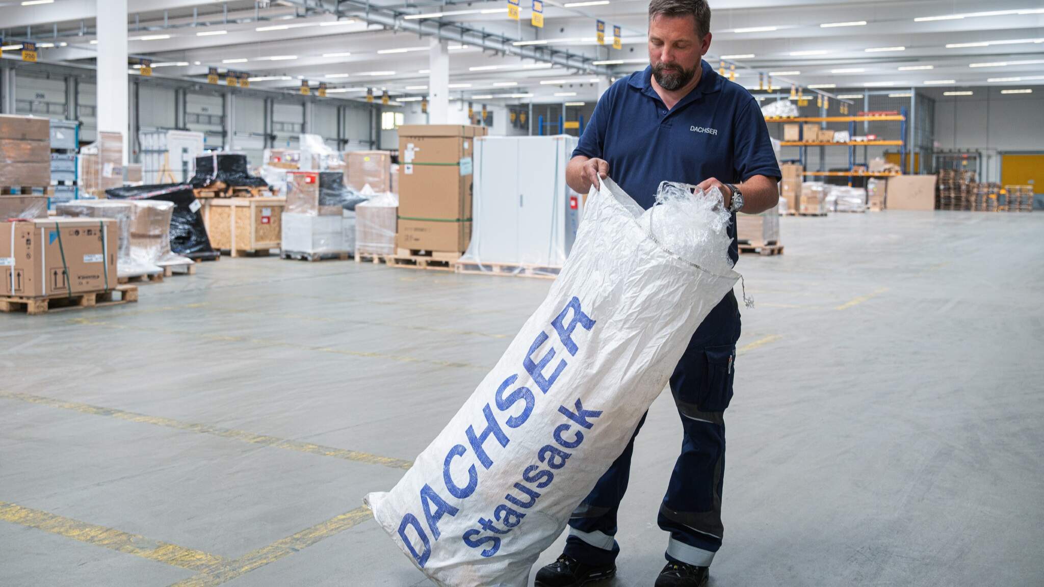 V praxi DACHSER v takýchto prípadoch medzi palety a tovary vkladá látkové vrecia naplnené už použitou fóliou, ktoré sú pružné, ale pritom zabránia svojvoľnému pohybu tovaru.