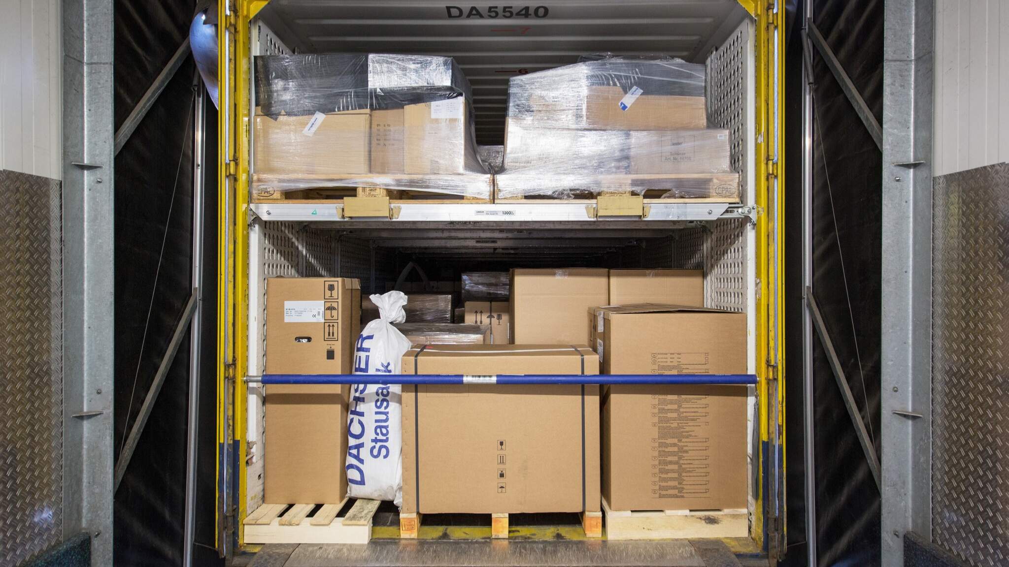 Náklad, ktorý je umiestnený na nákladné vozidlo, musí byť v každom prípade zabezpečený, a to tak, aby sa tovar nešmýkal, nespadol, nevypadol z vozidla, nebránil funkčnosti nákladného vozidla a aby jednotlivé tovary nepoškodili navzájom.