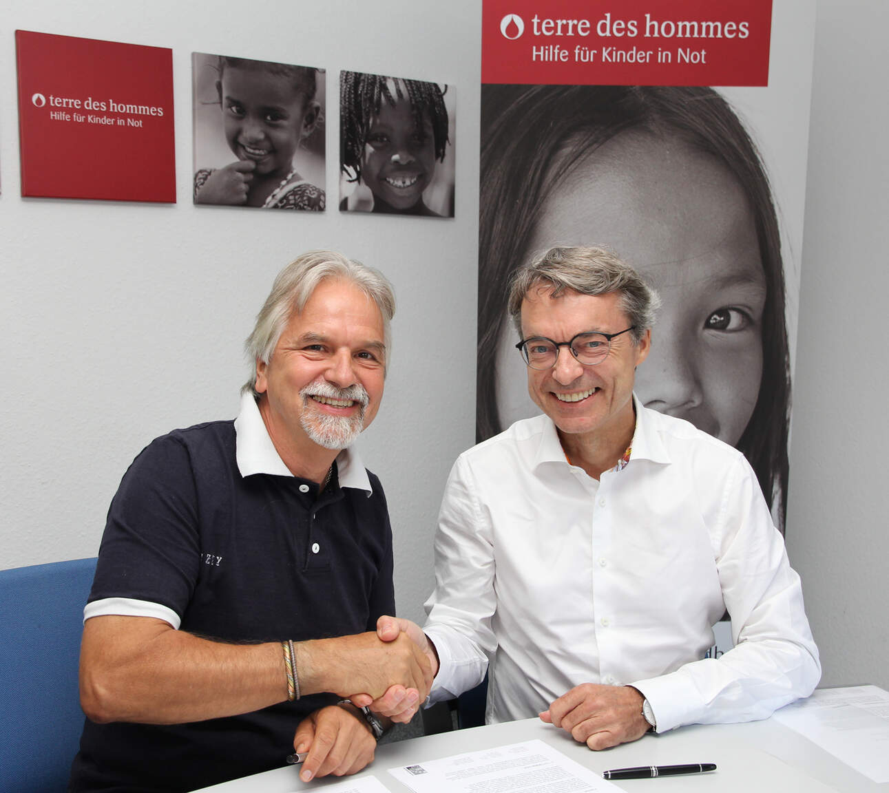 Albert Recknagel, výkonný hovorca terre des hommes (vľavo) a Bernhard Simon, CEO DACHSER (vpravo)