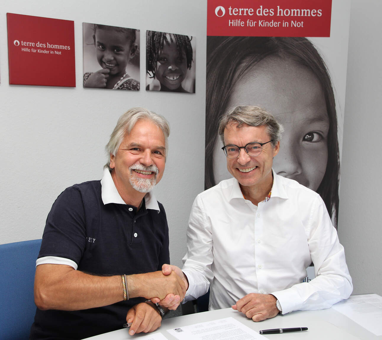 Albert Recknagel, výkonný hovorca terre des hommes (vľavo) a Bernhard Simon, CEO DACHSER (vpravo) Albert Recknagel, výkonný hovorca terre des hommes (vľavo) a Bernhard Simon, CEO DACHSER (vpravo)
